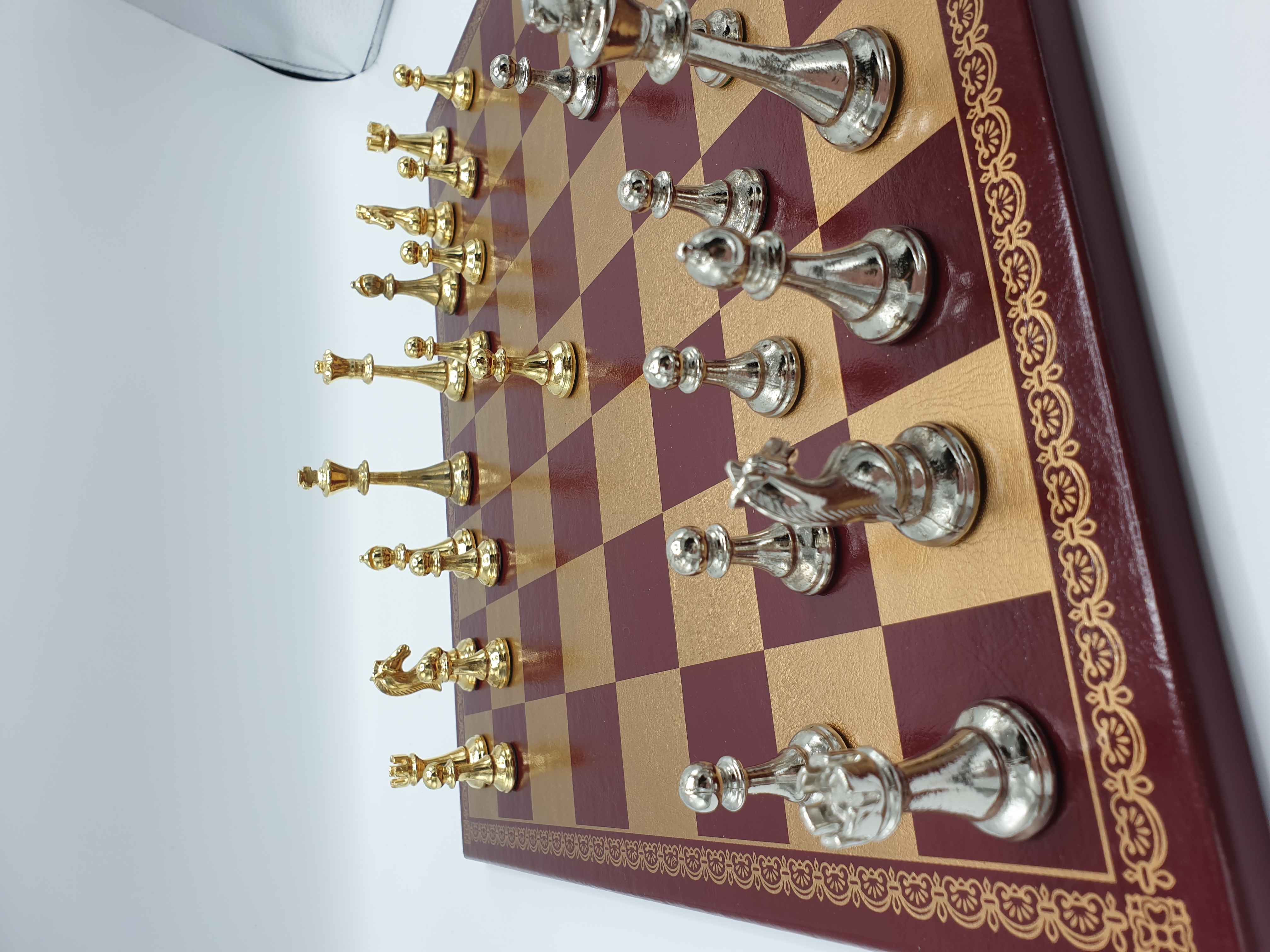 Silver en gold chesspieces with Salpa leather board