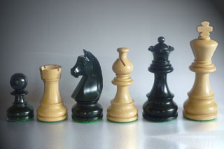Klassieke schaakstukken zwart/blank - Staunton 5