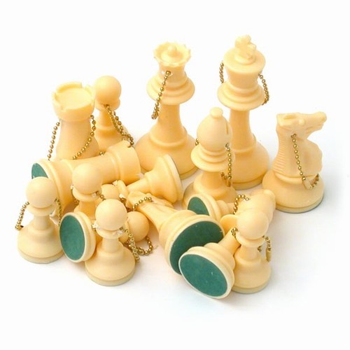 Zak met 16 kunststof schaakstuk sleutelhangers