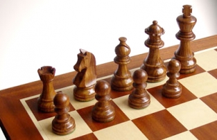 Klassieke Acacia schaakstukken Staunton 5. Bruin/blank